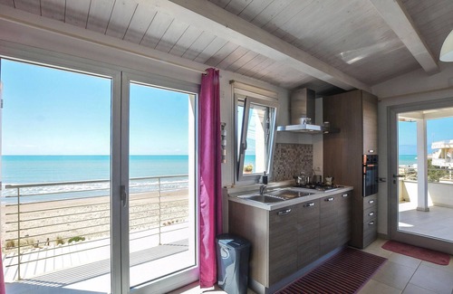 Casuzze House | Nice home in Kaukana with kitchenette