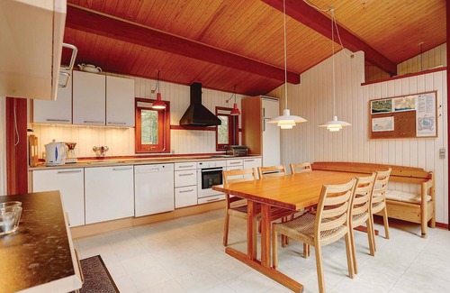 Spidsegard House | Nice home in Nexø with kitchen