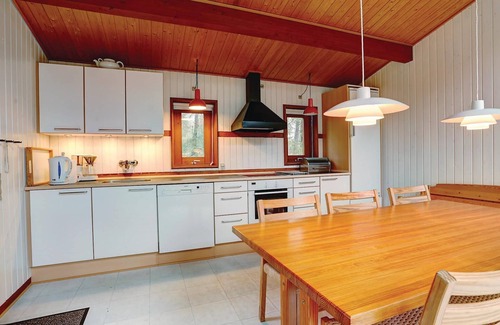 Spidsegard House | Nice home in Nexø with kitchen