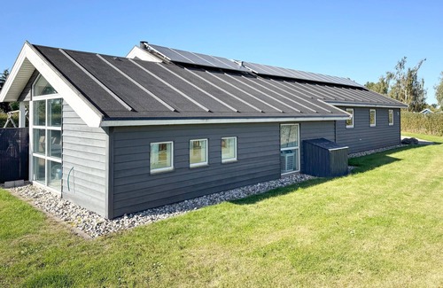 Hasmark Strand House | Nice home in Otterup with kitchen