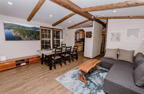Big Bear Lake House | Nice House 10 minutes walk to Slopes large 65" TV