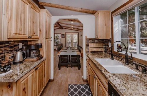 Big Bear Lake House | Nice House 10 minutes walk to Slopes large 65" TV