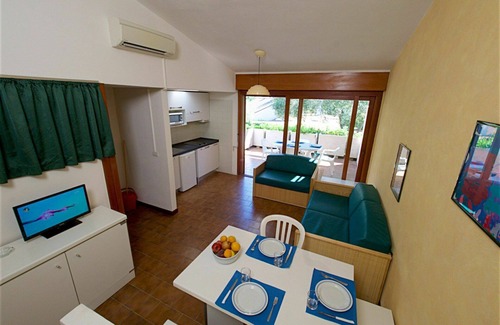 Castiglione della Pescaia House | Nice apartment in villa for 4 people with pool, A/C, WIFI, TV, terrace, pets allowed and parking