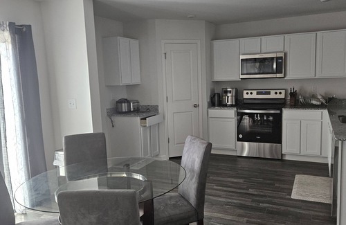 Silver Creek House | Nice room. It's 30 minutes away from Kennesaw and 7 from the Hyundai plant.