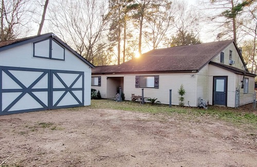 Montgomery House | Nice Waterfront 3,000 sq ft house great for fishing! Very Convenient location!