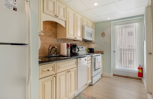 Avalon Condo | Nicely appointed two bedroom air conditioned Merrimac Condominium offering beachblock location