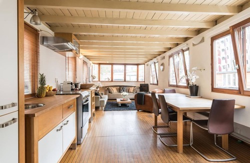 Jordaan Boat Rental | Nicely decorated houseboat-apartment at the canal district in the historic old centre of Amsterdam.