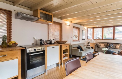 Jordaan Boat Rental | Nicely decorated houseboat-apartment at the canal district in the historic old centre of Amsterdam.