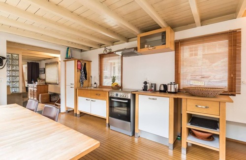 Jordaan Boat Rental | Nicely decorated houseboat-apartment at the canal district in the historic old centre of Amsterdam.