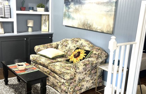 Hartsfield Cottage | Nico's Cottage: Nestled in the woods next to DeMott Lakeside