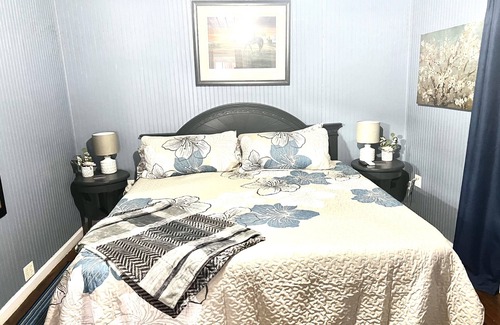 Hartsfield Cottage | Nico's Cottage: Nestled in the woods next to DeMott Lakeside