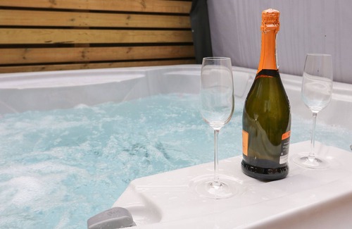 Selby Cottage | NICOL NOOK, family friendly, with hot tub in Drax, North Yorkshire
