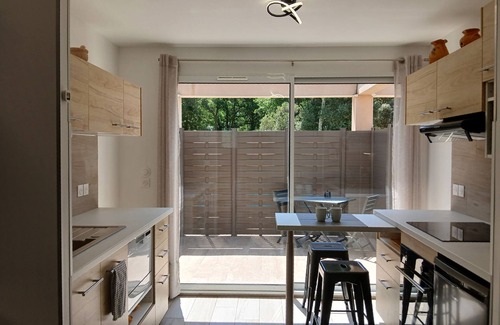 Saint-Martin-de-Londres Apartment | Nid des Hirondelles - Furnished apartment with all comforts in a quiet location - Air conditioning Swimming pool Jacuzzi
