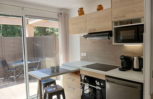 Saint-Martin-de-Londres Apartment | Nid des Hirondelles - Furnished apartment with all comforts in a quiet location - Air conditioning Swimming pool Jacuzzi