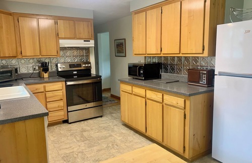 Southeast Eugene House | Nifty Thrifty - Affordable, Comfortable, in Ideal Location!
