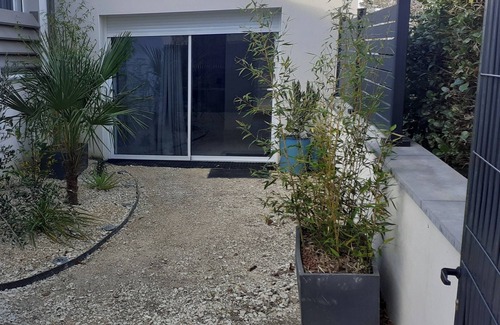 Saint-Paul-Trois-Chateaux Apartment | Night Cocoon: self-contained terrace studio in quiet neighborhood.