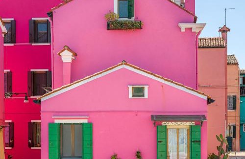Burano House | Night Galleria holiday home - bed & art in Burano - the pink house