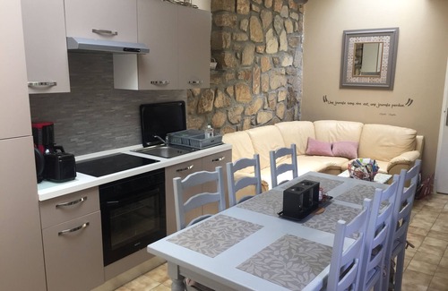 Guimiliau House | Night in a caravan with breakfast included (unusual guest room)