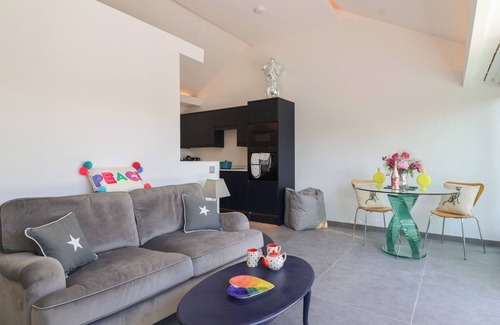 Bishop Sutton Cottage | NINKY NONK, pet friendly, with hot tub in Bishop Sutton