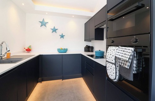 Bishop Sutton Cottage | NINKY NONK, pet friendly, with hot tub in Bishop Sutton