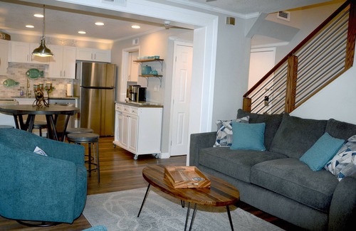 Sunnyside Condo | Ninth Floor, Ocean Side Livingroom! Beautifully Updated! Gated Community!