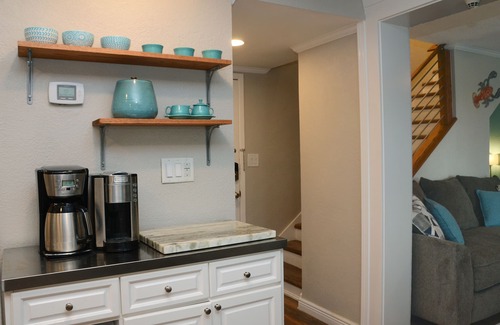 Sunnyside Condo | Ninth Floor, Ocean Side Livingroom! Beautifully Updated! Gated Community!