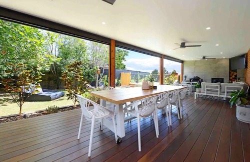 Frankston House | Nirvana Retreat - Large modern 4 bedroom house with large undercover area and outdoor spa