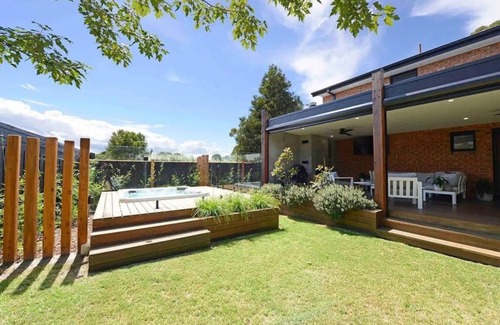 Frankston House | Nirvana Retreat - Large modern 4 bedroom house with large undercover area and outdoor spa