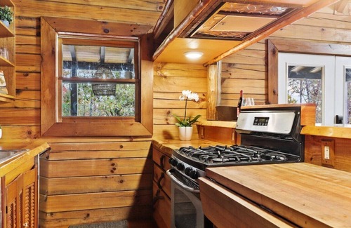 Blue Ridge Cabin | Njem Retreat: Luxury Cabin with Outdoor Claw Foot Bathtub