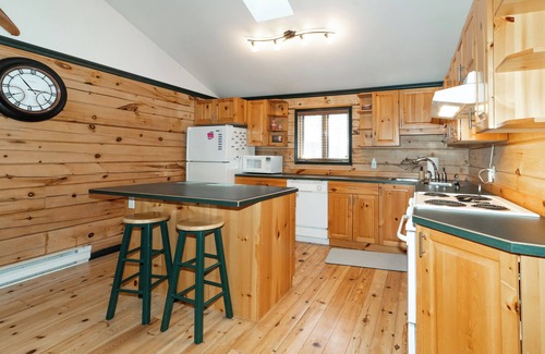 Algonquin Highlands Cottage | nKawagama Shoreline - Log home in a quiet bay on Kawagama Lake