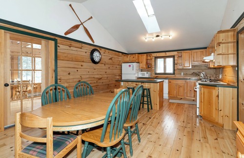 Algonquin Highlands Cottage | nKawagama Shoreline - Log home in a quiet bay on Kawagama Lake