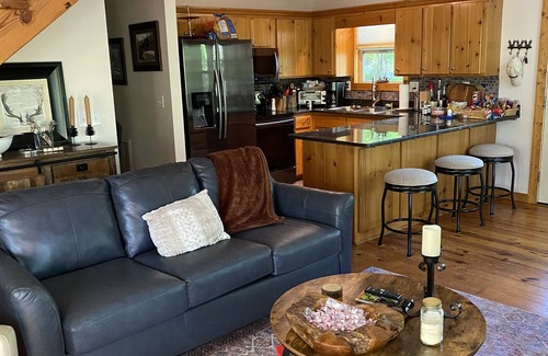Gumlog Cabin | nNewly furnished 3 bedroom 2 bath on the lake with covered dock