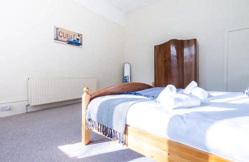 Sefton Park Apartment | No 1 - LARGE 1 BED NEAR SEFTON PARK AND LARK LANE