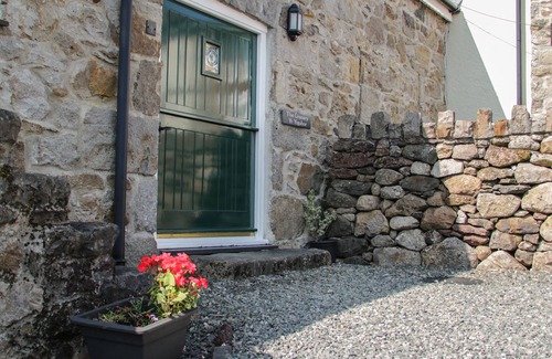 Capel Coch Cottage | NO 1 THE GRANARY, pet friendly, with open fire in Llannerch-Y-Medd