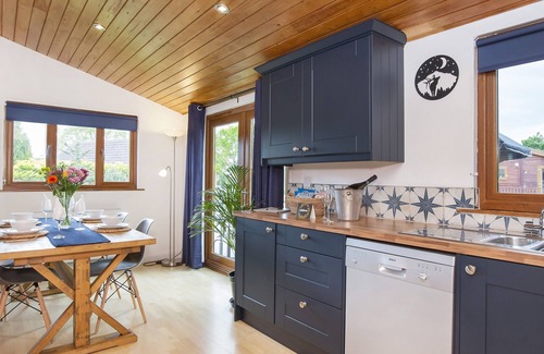 Fangfoss House | NO 22 CHERRY BLOSSOM, pet friendly, with hot tub in Wilberfoss