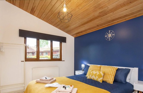 Fangfoss House | NO 22 CHERRY BLOSSOM, pet friendly, with hot tub in Wilberfoss