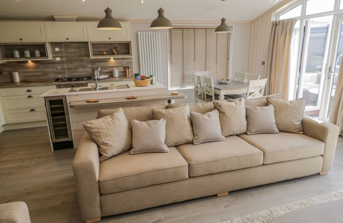 Runswick Bay Cottage | NO. 27 THE CRAB POT, pet friendly, with a garden in Staithes