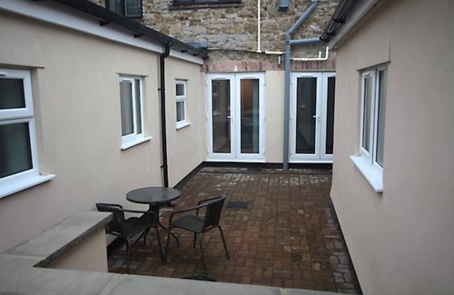 Glastonbury Apartment | No 28C St Benedict-with outside courtyard