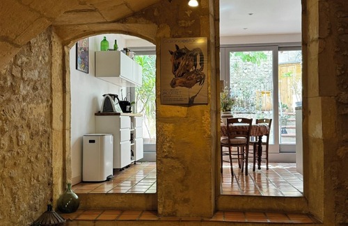 Arles City Centre Apartment | No. 5 - Historic apartment in the heart of the old centre with private garden