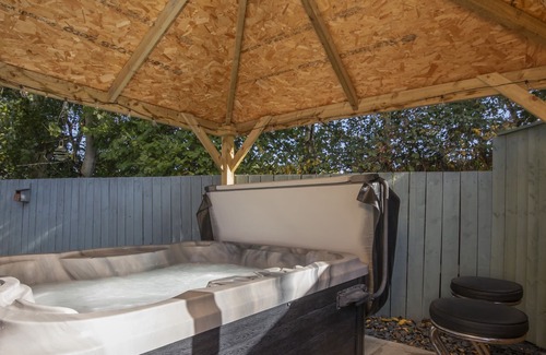 Wilberfoss Cabin | NO. 77- HONEY BEE LODGE, pet friendly, with hot tub in Wilberfoss