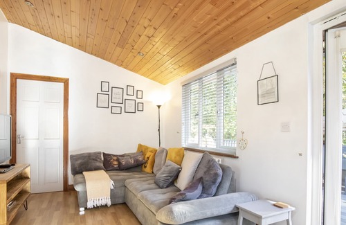 Wilberfoss Cabin | NO. 77- HONEY BEE LODGE, pet friendly, with hot tub in Wilberfoss