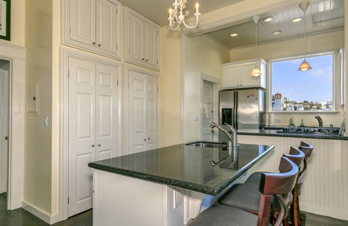 Russian Hill Apartment | No Beach/Russian Hill 2br/2ba beautiful Edwardian flat