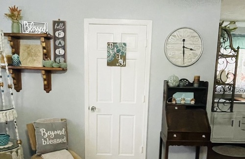 Cochran House | *no cleaning fee* Beautiful 2 bedroom, right in heart of town!