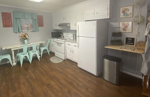 Cochran House | *no cleaning fee* Beautiful 2 bedroom, right in heart of town!