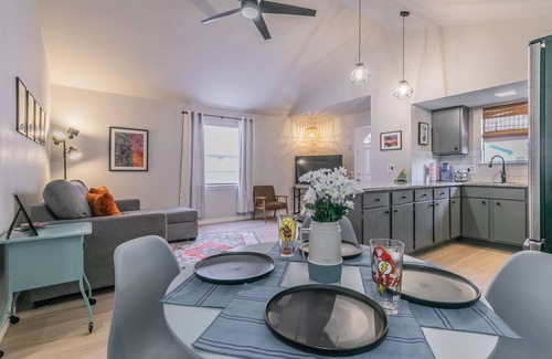 Fort Worth House | No Cleaning Fee!~King Bed~Near Dickies,TCU, cultural district~Sleeps 6