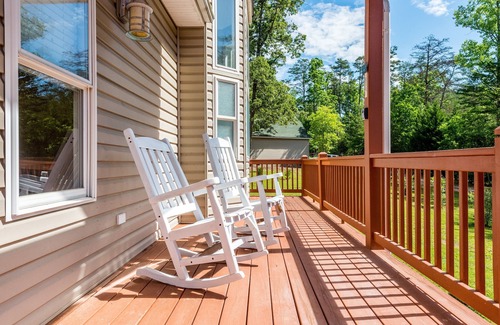 Mill Spring House | No Hurricane Damage! Large pet friendly country retreat. 11 mins to Lake Lure.