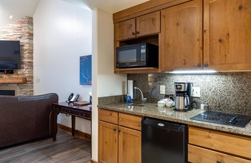 Tamarack Apartment | No Regrets Lodge King Studio Condo - Classic Studio in Osprey Meadows with Fireplace