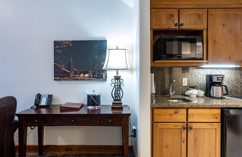 Tamarack Apartment | No Regrets Lodge King Studio Condo - Classic Studio in Osprey Meadows with Fireplace