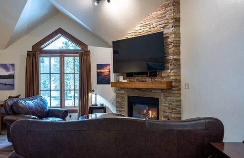 Tamarack Apartment | No Regrets Lodge King Studio Condo - Classic Studio in Osprey Meadows with Fireplace