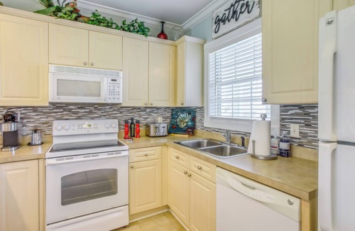 Central Myrtle Beach Condo | 'No Rush Fore' Condo Near Beaches & Golfing!